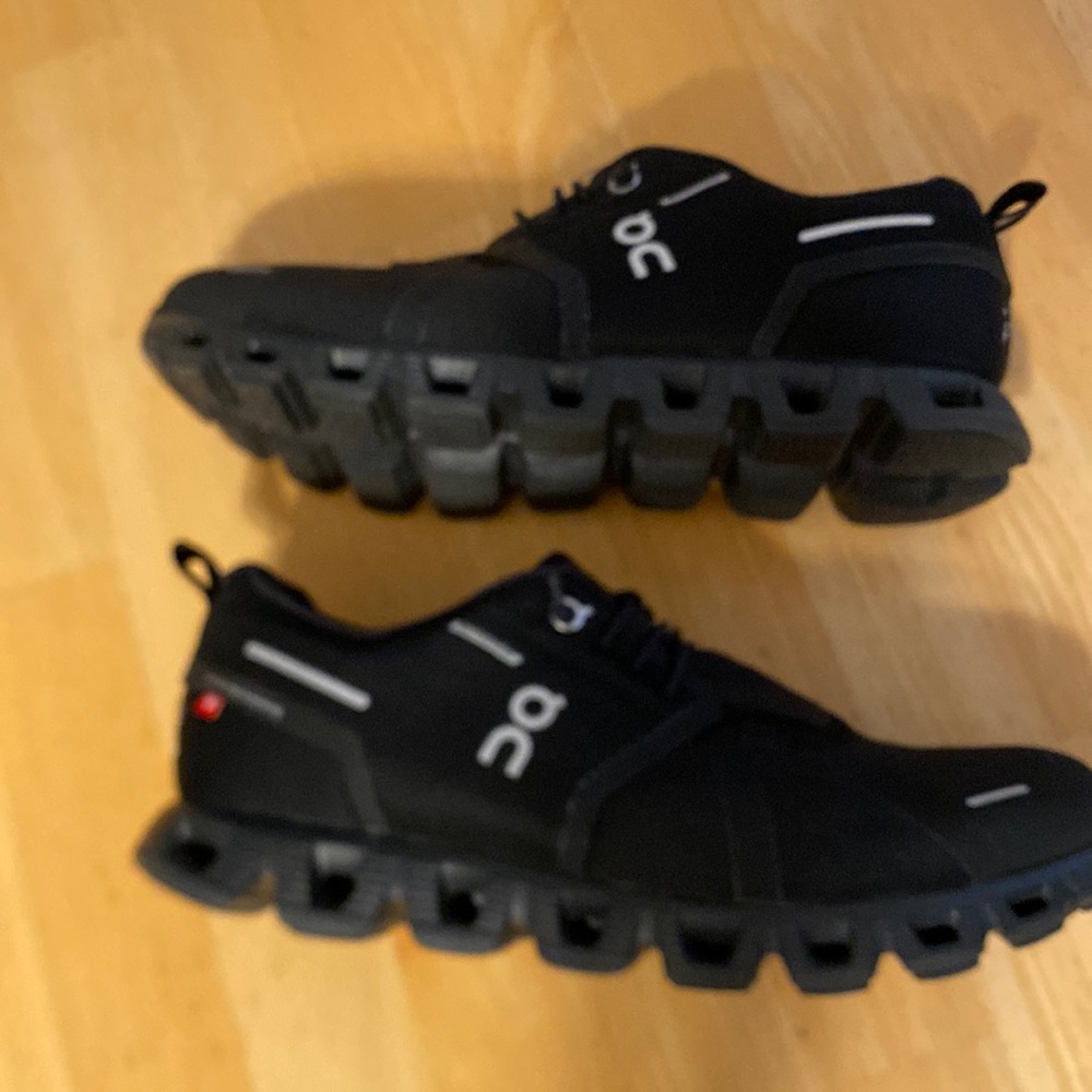 On cloud waterproof running sneaker 🖤 - Picture 5 of 8